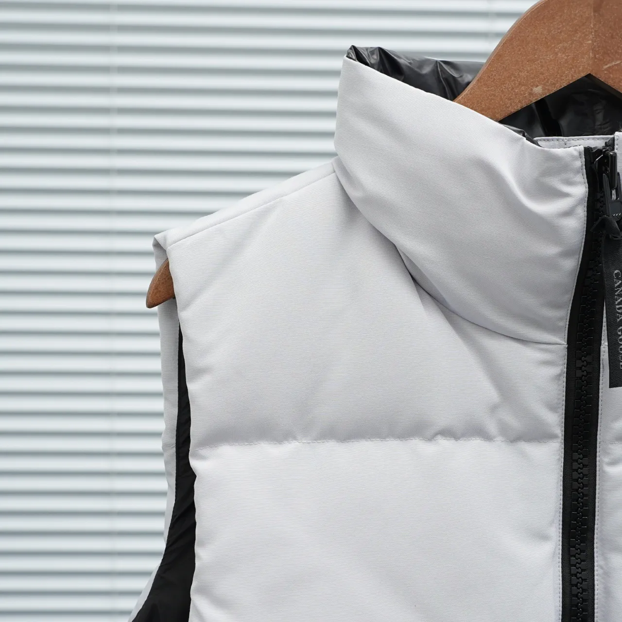 P600 2267WB Grandview black label women's short vest. Constructed from Arctic Tech recycled fabric®, it features a cinchable hem for sleek styling and storage. Color: Gray Size: XS S M L XL